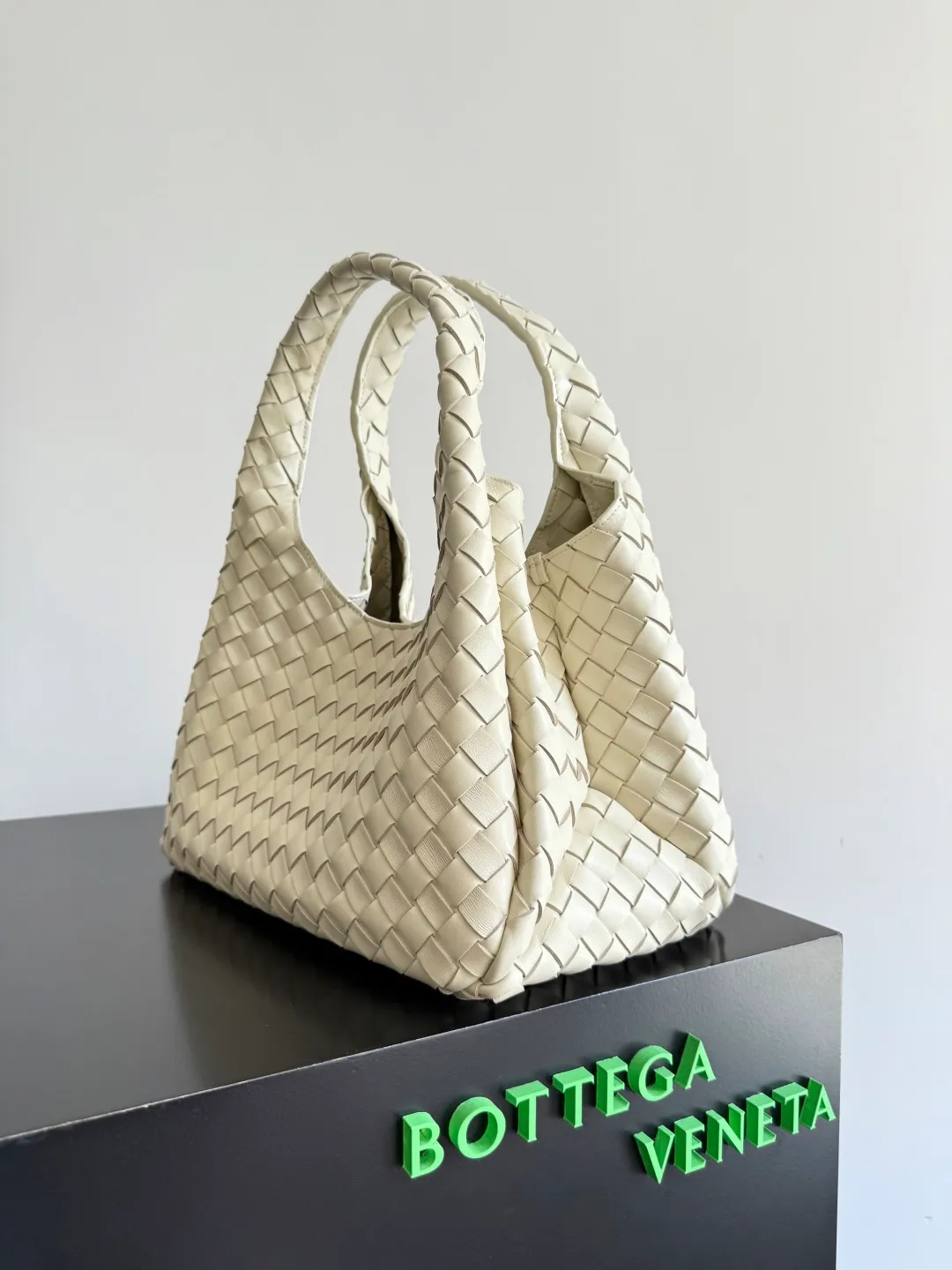 Batch 2160 new products are coming! BOTTEGA VENETA Bottega Veneta's 2025 new Campana shoulder bag is on the market~ First of all, I would like to praise the weight of this bag. As a not too small bag, it is very light for daily use. For people like me who need to carry a lot of belongings when going out, this advantage is great, and it greatly reduces the burden of traveling. 🛍️The shape is a bit like a combination of parachute and jodie. The blunt triangle shape is cute and honest. Carrying it on your back when going shopping is a good mood accelerator. The handles and body of the bag are both classic weaves. A tie is added to the original open design. If it is not tied up, the bag will look like a small vegetable basket when carried. Style number: 844249 Size: 33*20*16.5cm